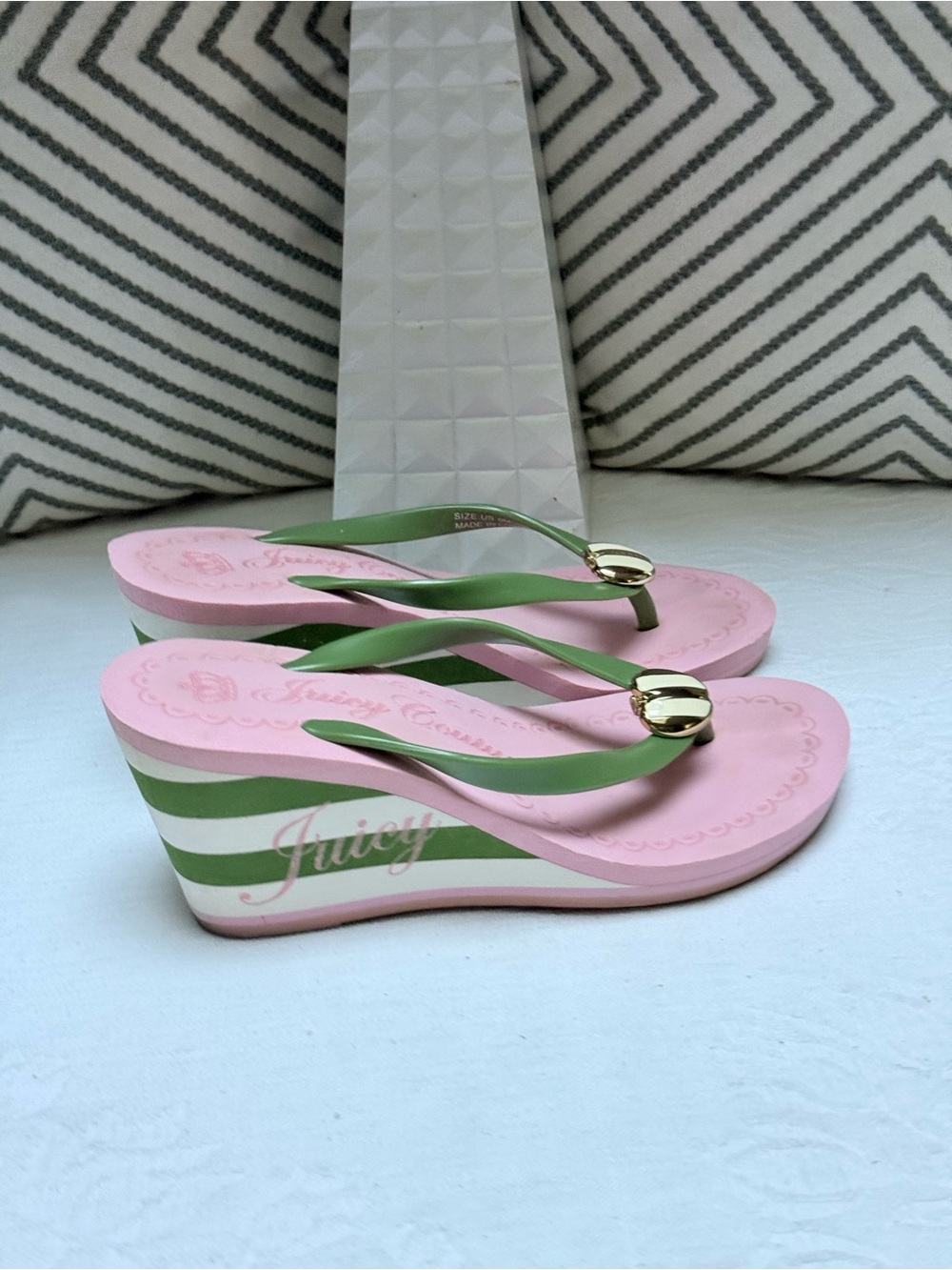 Y2K Juicy Couture Pink Footbed with Green Straps Flip Flops - Picture 7 of 10